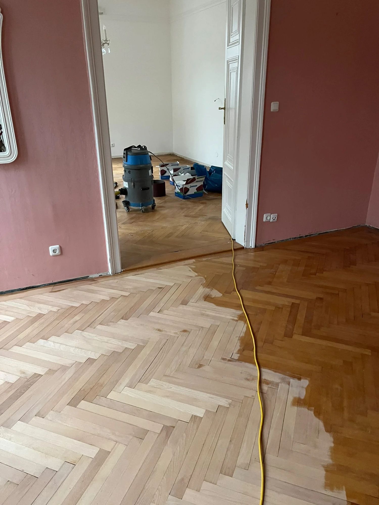 Fischgrätparkett beim Abschleifen – vorher und nachher